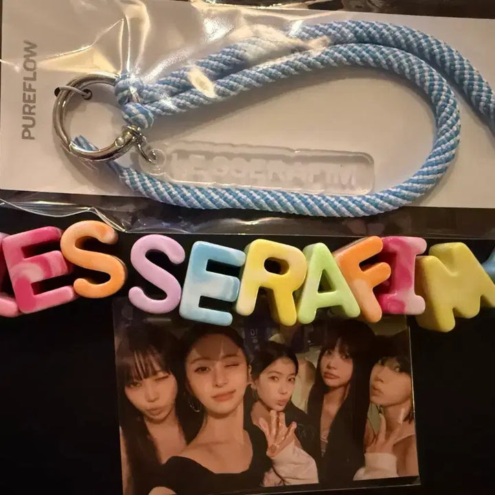 [BUNJANG] LE SSERAFIM Pureflow Limited Edition Keyring + Group Photocard / 르세라핌 Pureflow팝업 한정 키링+단체 포카