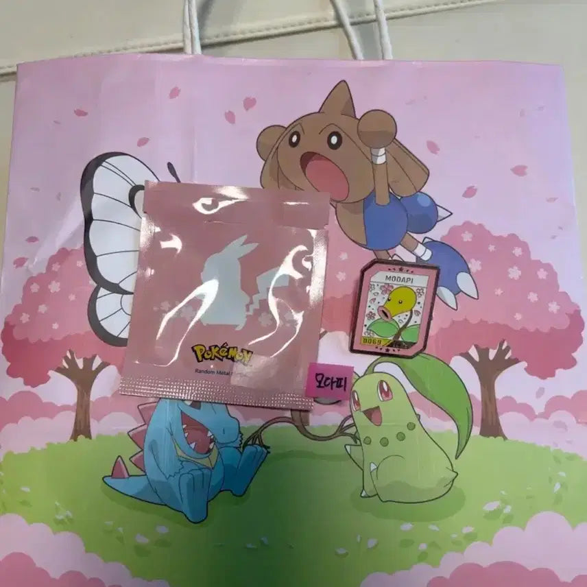 [BUNJANG] Isak Toast x Pokemon Oddish Pin &amp; Unused Shopping Bag / 이삭토스트 포켓몬 뱃지 모다피 +미사용쇼핑백