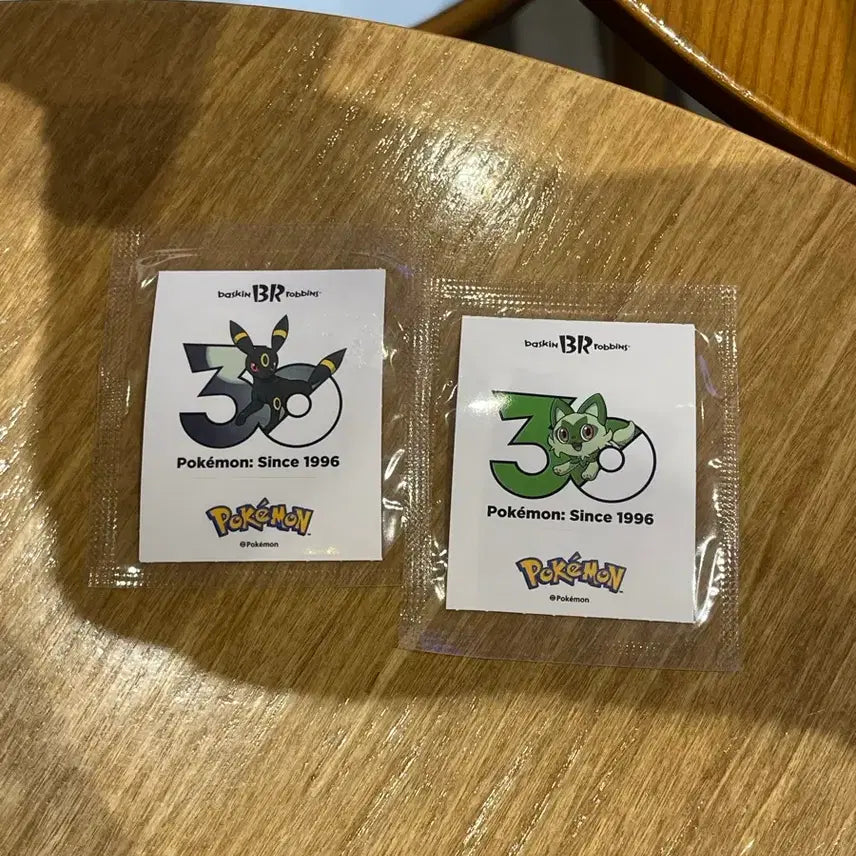 [BUNJANG] Baskin Robbins Pokémon 30th Anniversary Sticker (Umbreon/Nymble) / 베라 배라 배스킨라빈스 포켓몬 30주년 스티커 띠부씰 블래키 냐오하