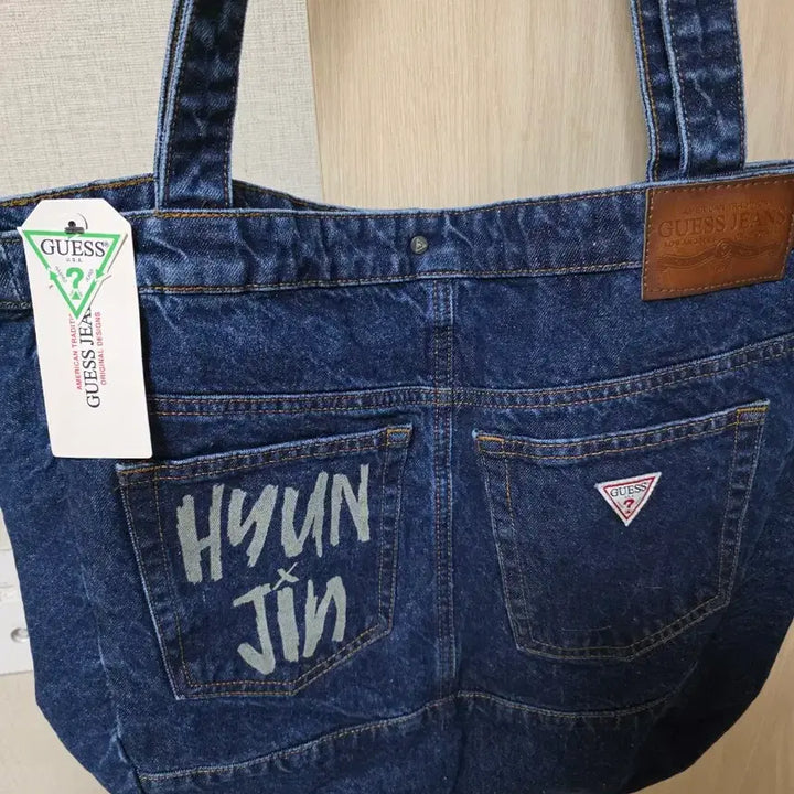 [BUNJANG] GUESS x Stray Kids Hyunjin Engraved Denim Tote Bag / 게스 팝업 현진 각인 데님 가방 토트백