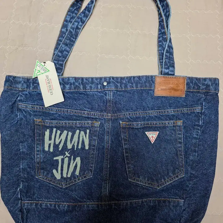 [BUNJANG] GUESS x Stray Kids Hyunjin Engraved Denim Tote Bag / 게스 팝업 현진 각인 데님 가방 토트백