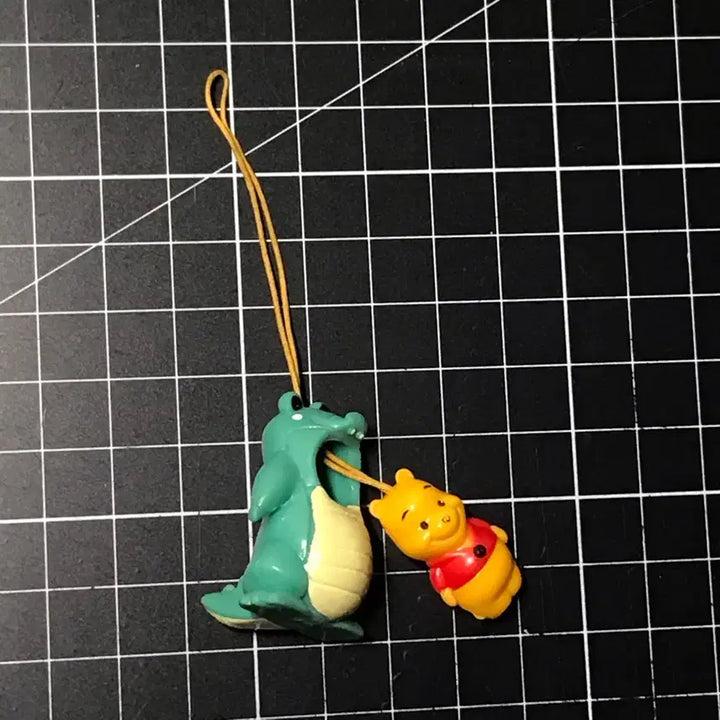 [BUNJANG] 2000s Winnie the Pooh Rubber Strap (Crocodile Outfit) / 2000년대 곰돌이 푸 고무 스트랩 판매 악어