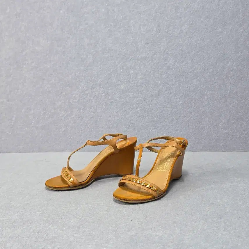 [SOLD OUT] 페라가모 체인 웨지힐 샌들