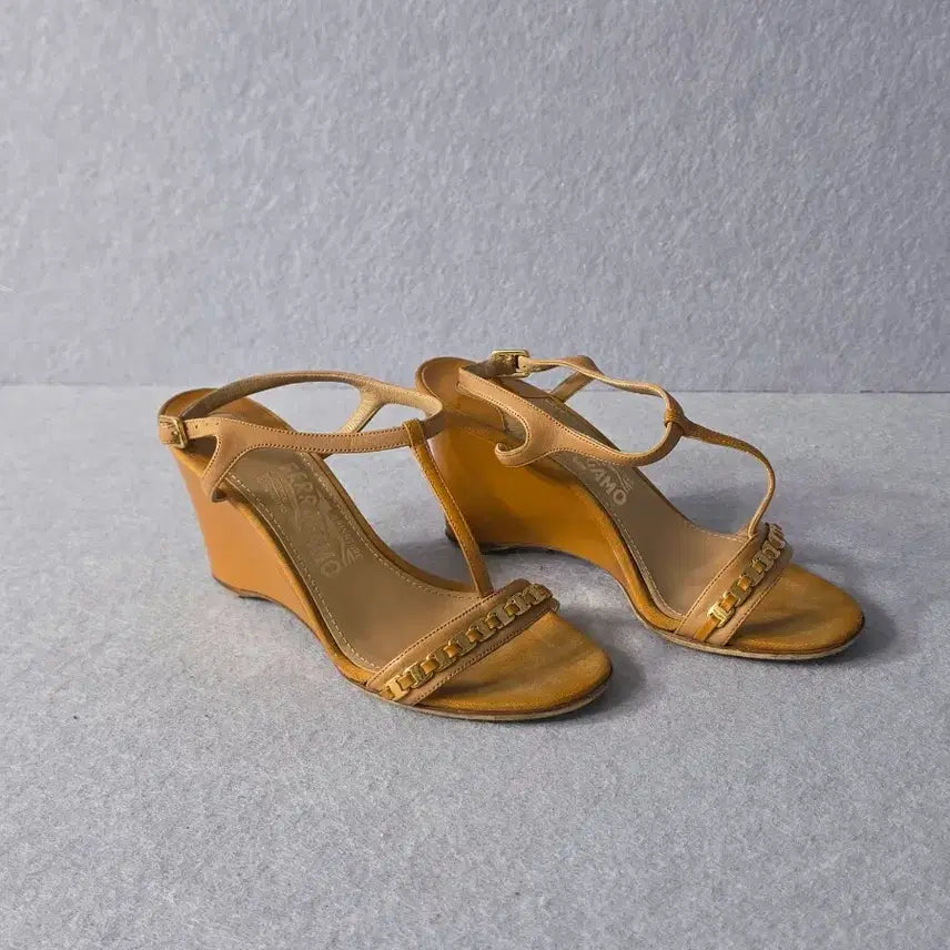 [SOLD OUT] 페라가모 체인 웨지힐 샌들