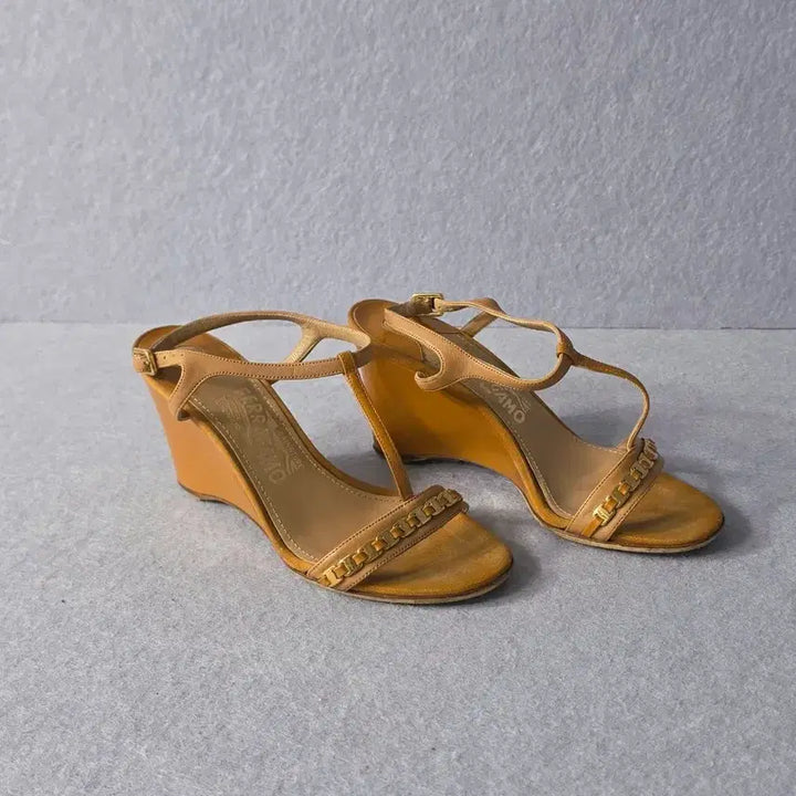 [SOLD OUT] 페라가모 체인 웨지힐 샌들