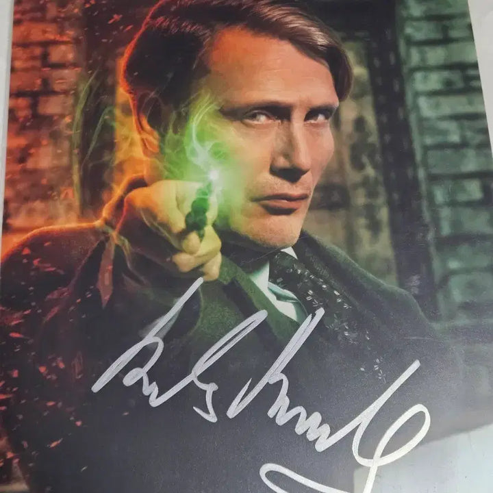 [BUNJANG] Mads Mikkelsen Autographed Poster / 매즈 미켈슨 친필 사인