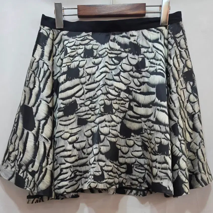 [BUNJANG] Neil Barrett Black &amp; White Feather Pattern Mini Skirt / (정품)닐바렛 블랙 화이트 깃털 패턴 스커트