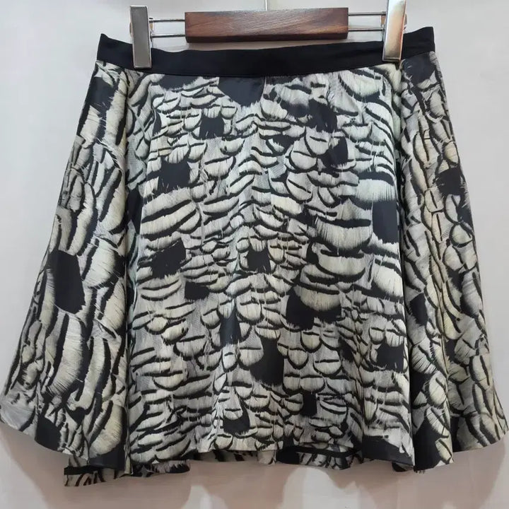 [BUNJANG] Neil Barrett Black &amp; White Feather Pattern Mini Skirt / (정품)닐바렛 블랙 화이트 깃털 패턴 스커트
