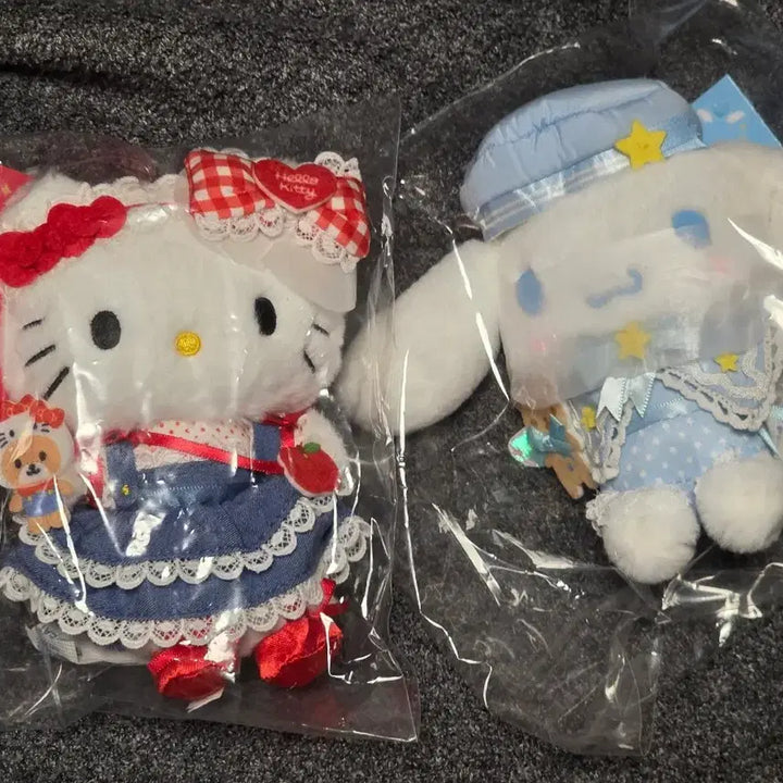 [BUNJANG] Sanrio Characters Vol. 4 Mascot Hello Kitty &amp; Cinnamoroll (Sealed) / 산리오 캐릭터대상 제4탄 키티 시나모롤 마스코트 미개봉 새제품