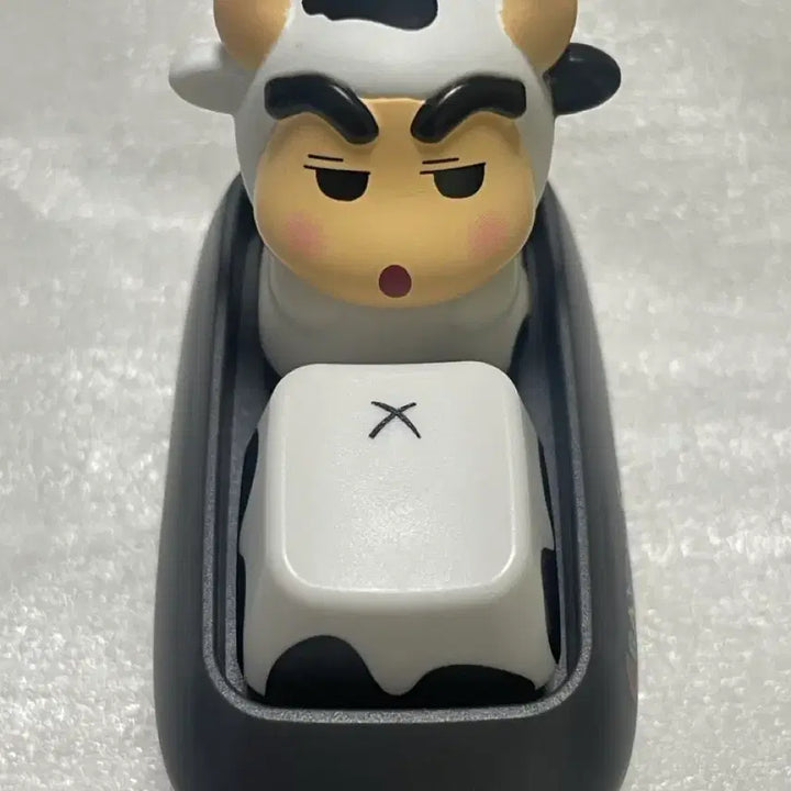 [BUNJANG] Crayon Shin-chan Cow Costume Keycap Clikker Figure / 짱구는못말려 짱구 동물 젖소 소 키캡 클릭커 피규어