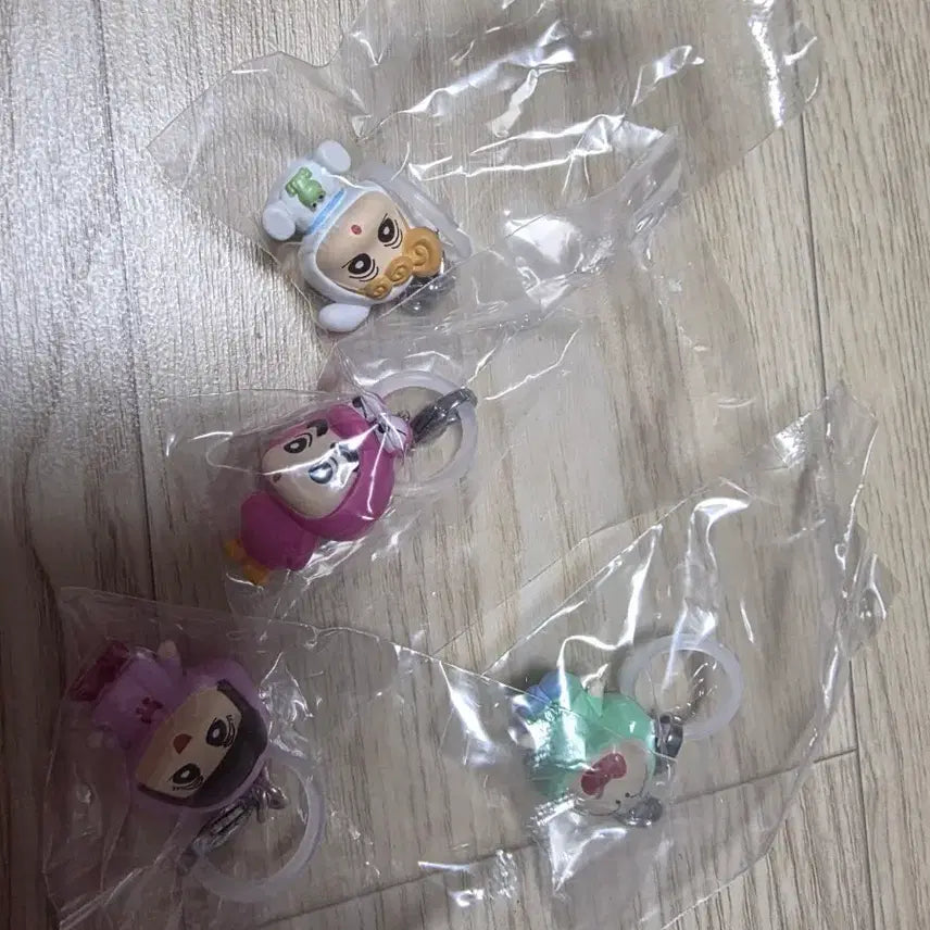 [BUNJANG] Crayon Shin-chan New Majirushi Raincoat 4-Piece Set / 짱구 신상 메지루시 우비 4종