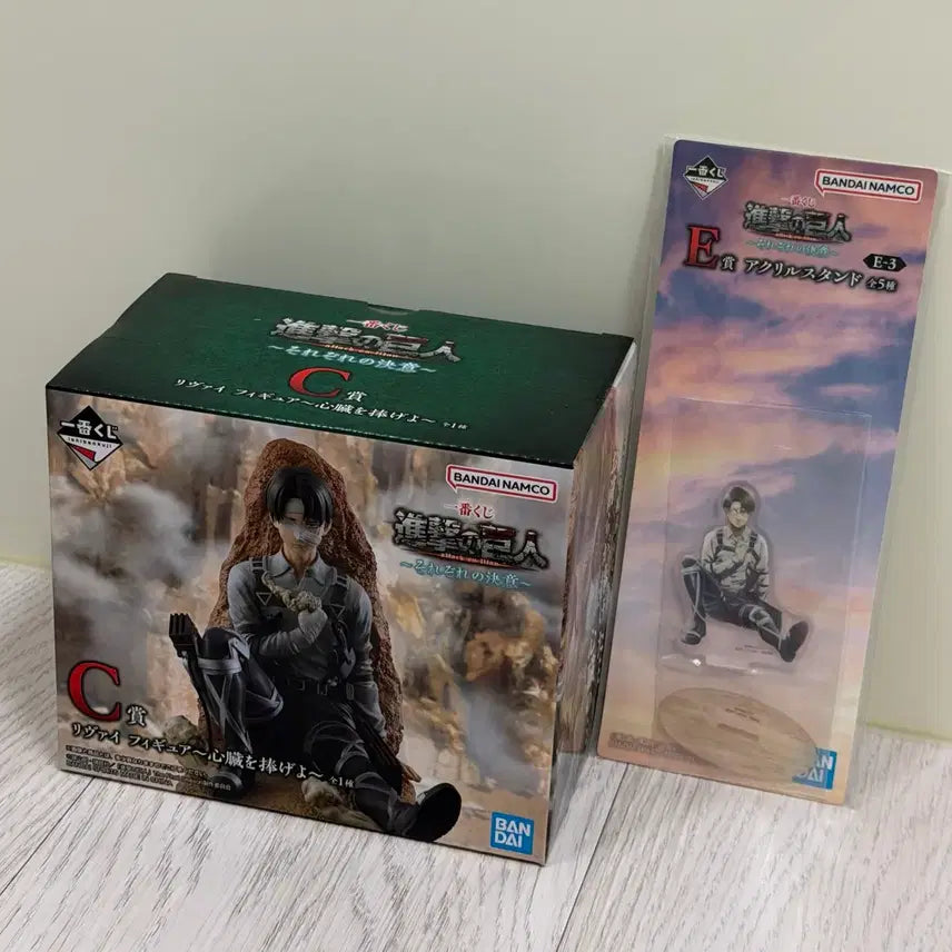 [BUNJANG] Attack on Titan Ichiban Kuji Levi Acrylic Stand (C &amp; E Prize) Sealed / 미개봉)진격의 거인 제일복권 C상 리바이 / E상 리바이 아크릴 스탠드