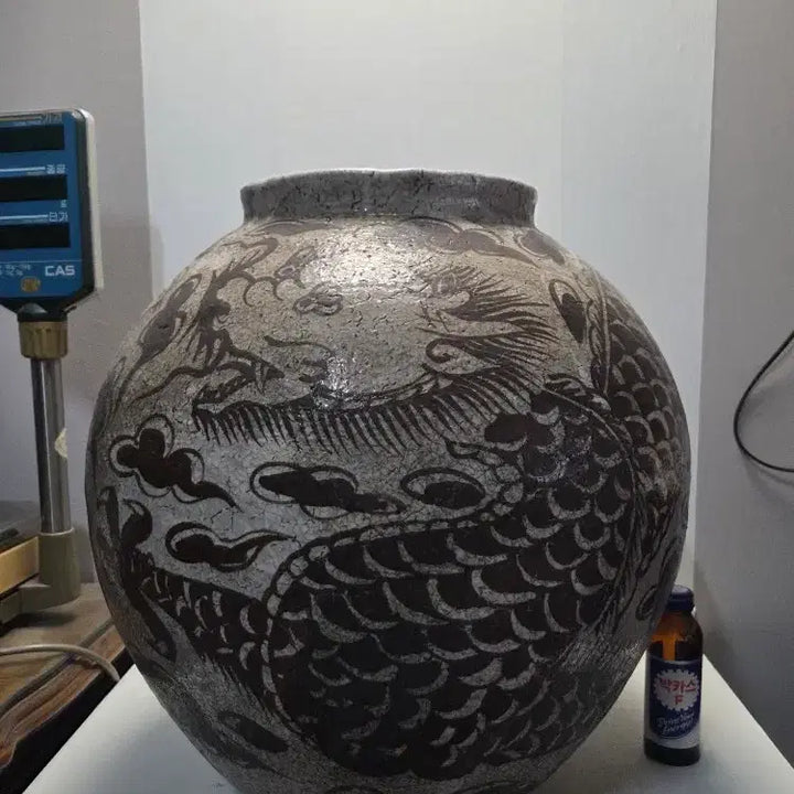 [BUNJANG] Large Song Dynasty Celadon Iron-Painted Dragon Jar (Height 45cm, Weight 12.8kg) / 초대형 송대 철화 용문 대단지 높이45cm무게12.8kg 판매자강추