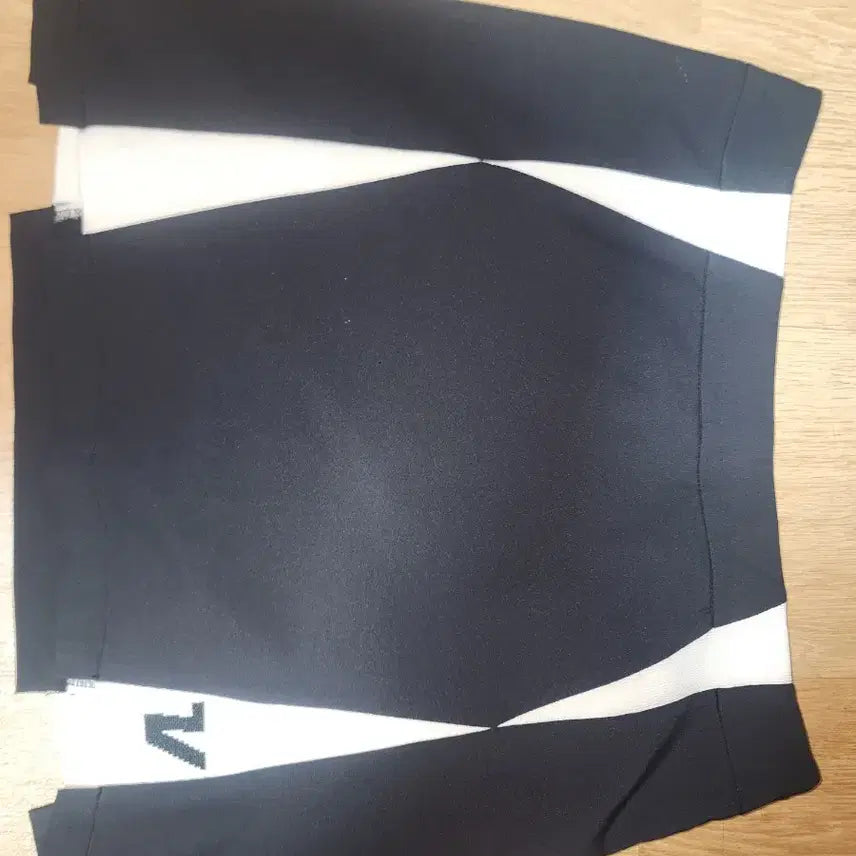 [BUNJANG] Volvik Black White Color Block Skirt / 볼빅 블랙 화이트 배색 스커트