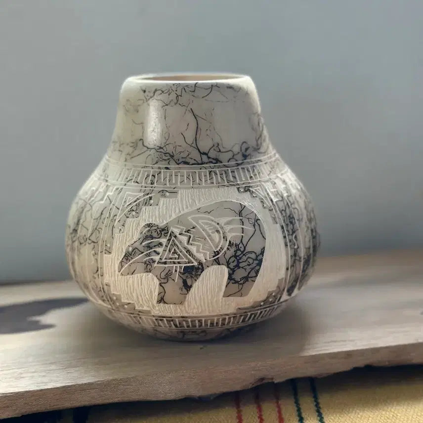 [BUNJANG] J Tso Navajo Horsehair Pottery Vase with Bear Motif / J Tso Navajo Horsehair Pottery Vase