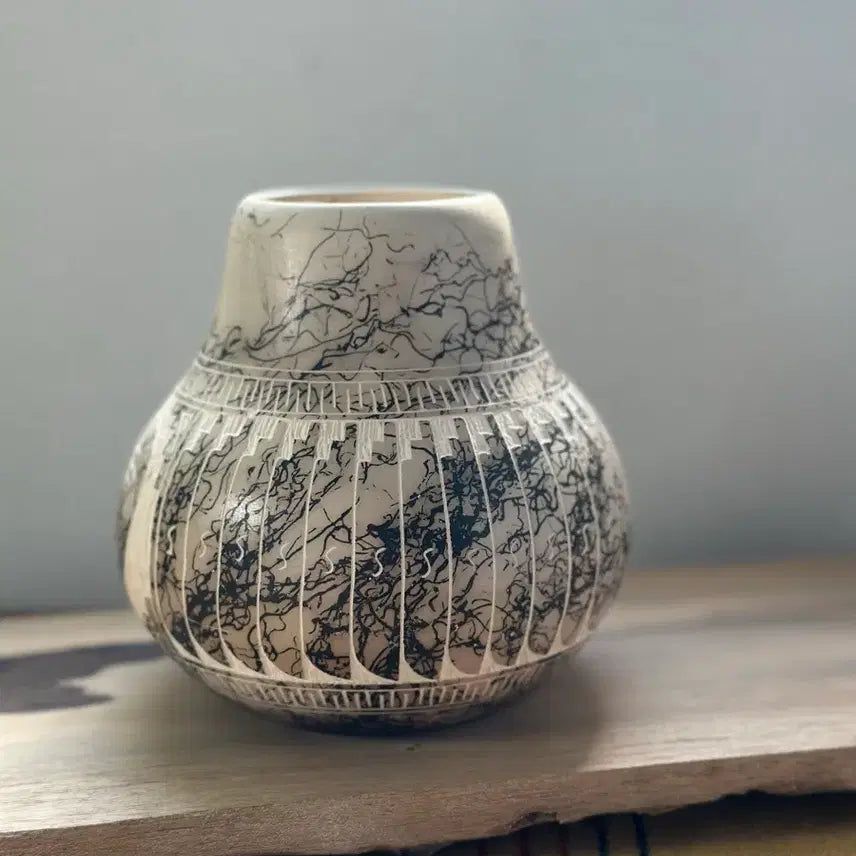 [BUNJANG] J Tso Navajo Horsehair Pottery Vase with Bear Motif / J Tso Navajo Horsehair Pottery Vase
