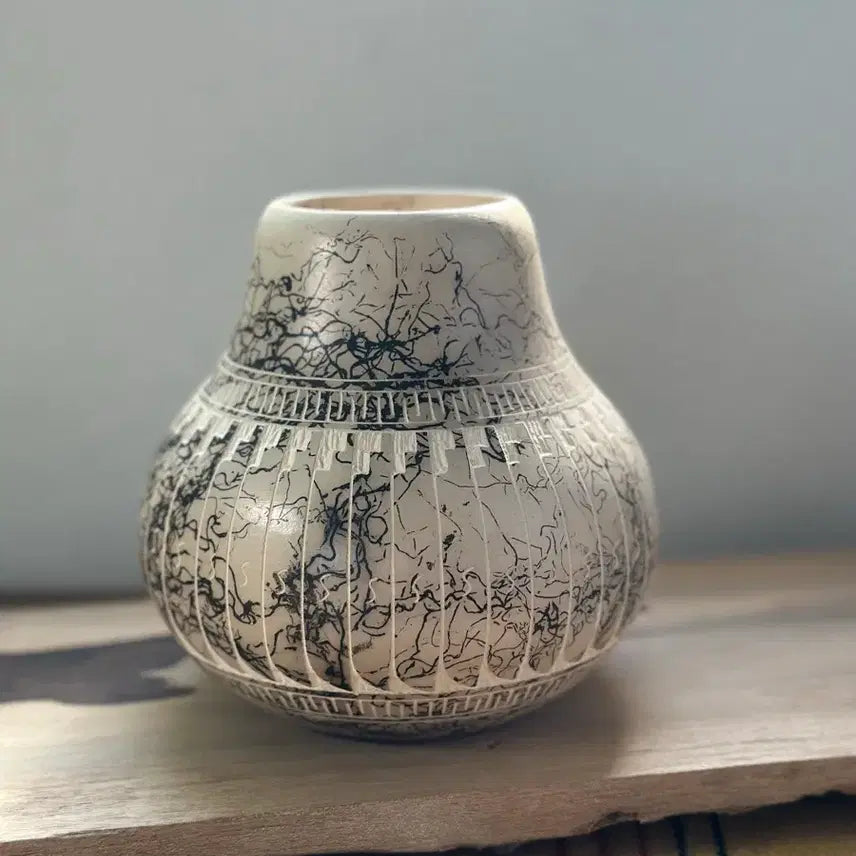 [BUNJANG] J Tso Navajo Horsehair Pottery Vase with Bear Motif / J Tso Navajo Horsehair Pottery Vase