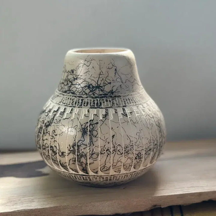 [BUNJANG] J Tso Navajo Horsehair Pottery Vase with Bear Motif / J Tso Navajo Horsehair Pottery Vase