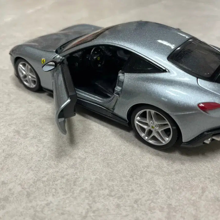 [BUNJANG] Burago Ferrari Roma 1:24 Scale Model Car / Burago 페라리 로마 1:24