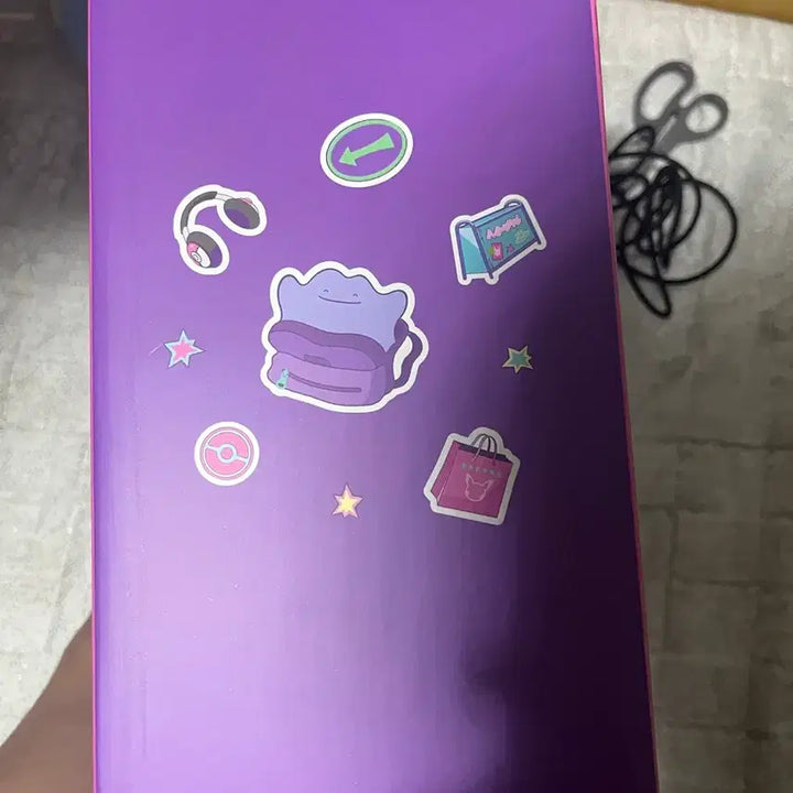 [SOLD OUT] 피카츄 헤드폰 대형 봉제인형 포켓몬 30주년 메타몽놀이터 미드나잇 팝업