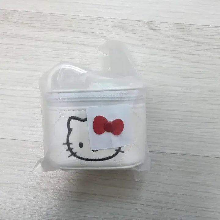 [BUNJANG] Sanrio Hello Kitty Quilted Miniature White Vanity Keychain / 산리오 헬로키티 퀼팅 미니어처 화이트 베니티키링