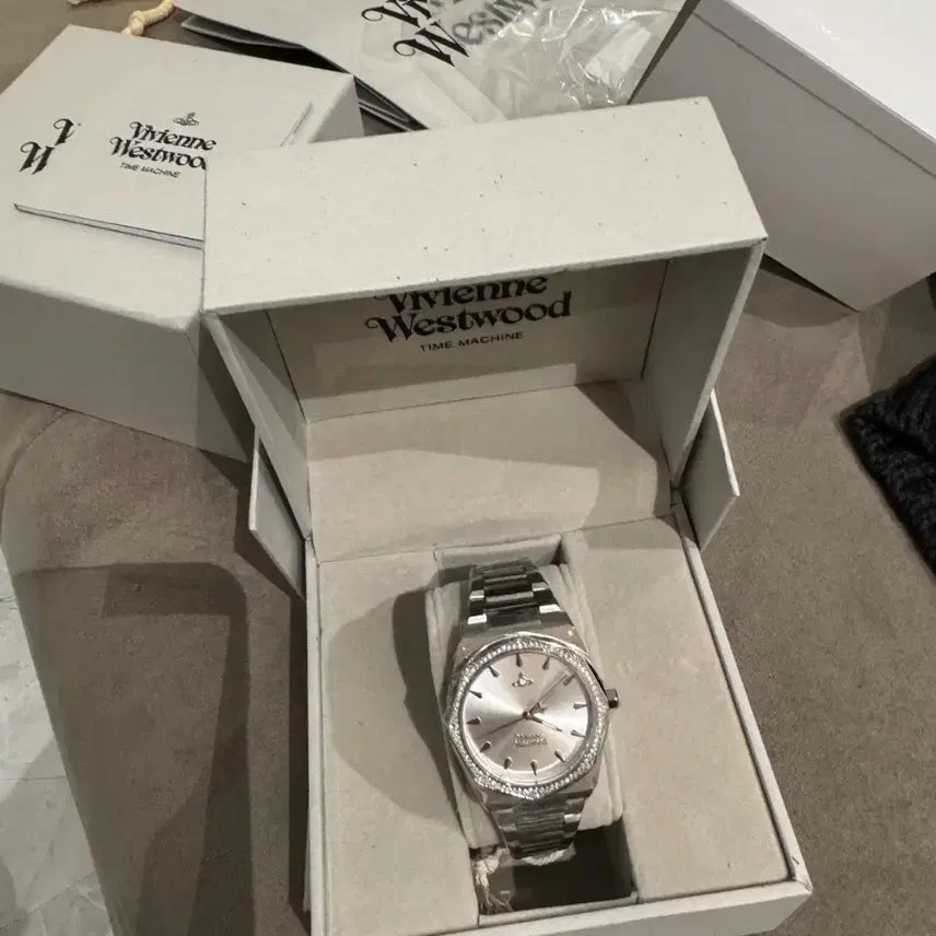 [BUNJANG] Vivienne Westwood Stainless Steel 50m Water Resistant Metal Watch DWVV244SL / 비비안웨스트우드 스테인리스 스틸  50m 방수 메탈시계 DWVV244SL