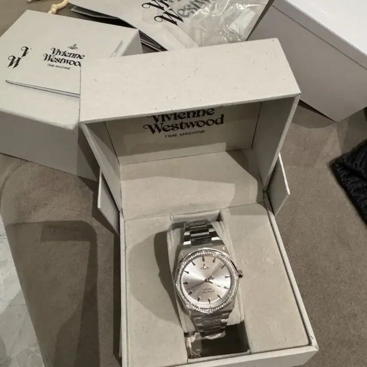 [BUNJANG] Vivienne Westwood Stainless Steel 50m Water Resistant Metal Watch DWVV244SL / 비비안웨스트우드 스테인리스 스틸  50m 방수 메탈시계 DWVV244SL