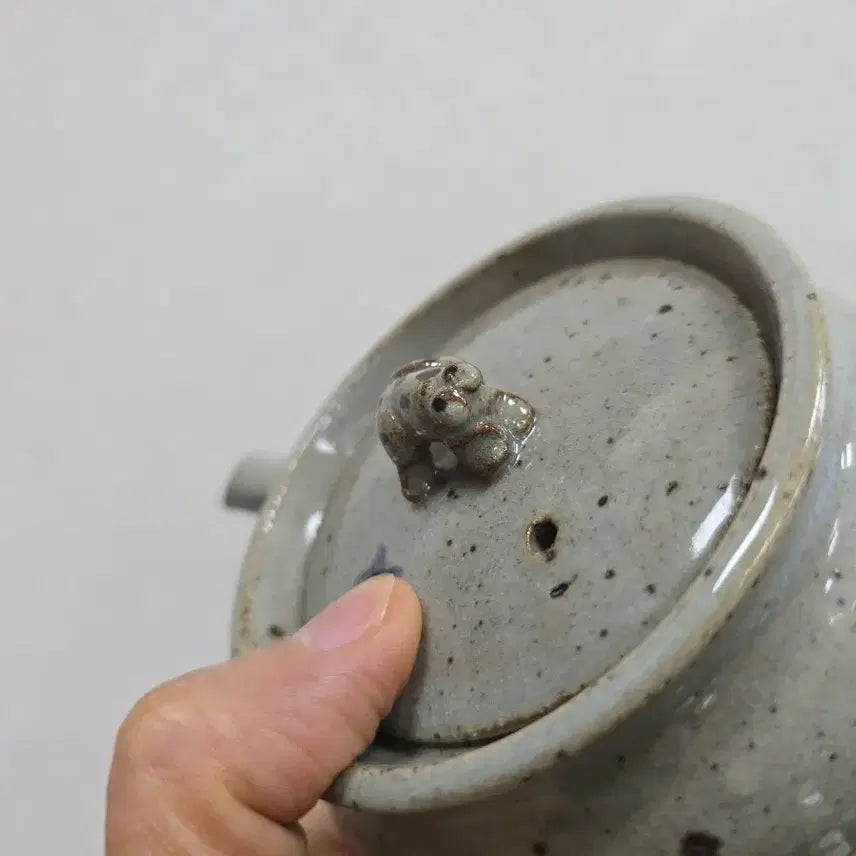[BUNJANG] Antique Ceramic Teapot with Toad Handle Decoration / 골동품 찻주전자 손잡이 두꺼비 장식 도자기