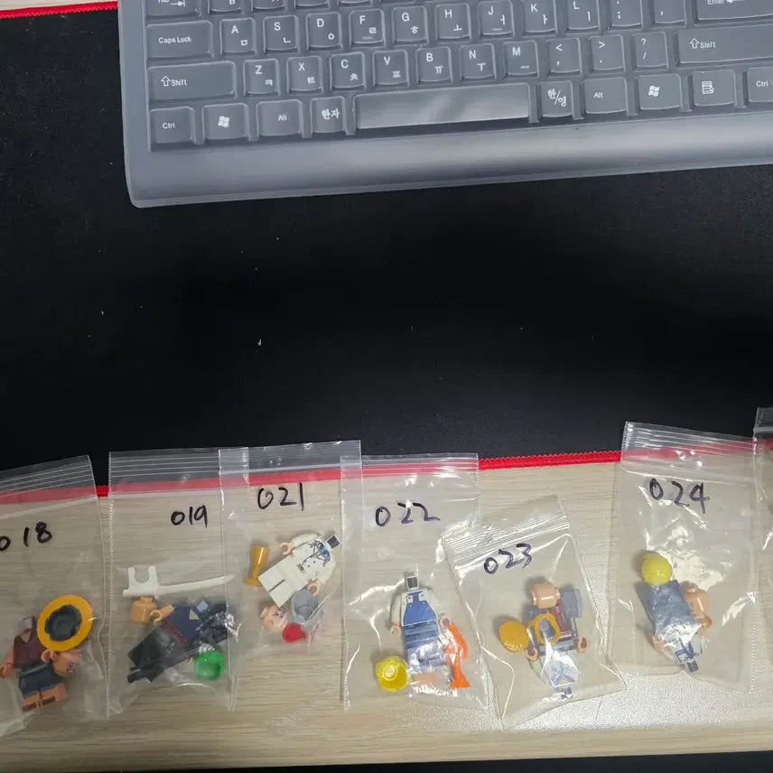 [BUNJANG] LEGO One Piece Mini Figures &amp; Wanted Posters Bundle Set / 레고 원피스 미피 20종 및 수배서 등 일괄