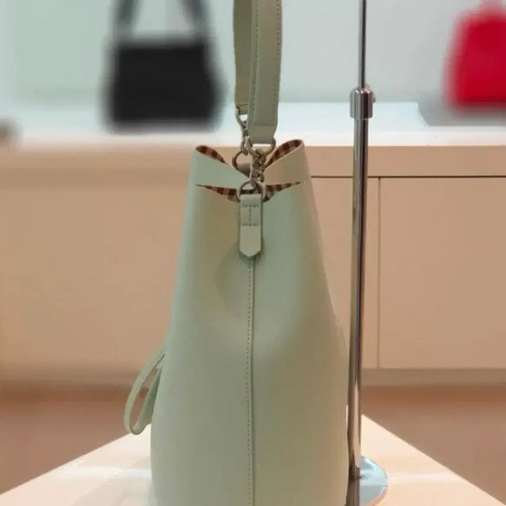 [BUNJANG] J.estina Bucket Shoulder Bag with Acrylic Strap / 새)제이에스티나 버킷숄더백 +아크릴 스크랩