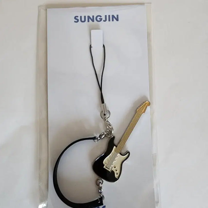[BUNJANG] DAY6 Sungjin Guitar Keychain Solo Concert / 데이식스 성진 기타 키링 솔콘