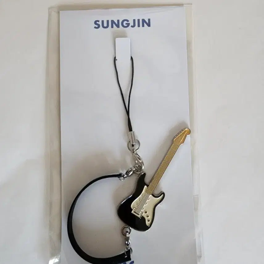 [BUNJANG] DAY6 Sungjin Guitar Keychain Solo Concert / 데이식스 성진 기타 키링 솔콘