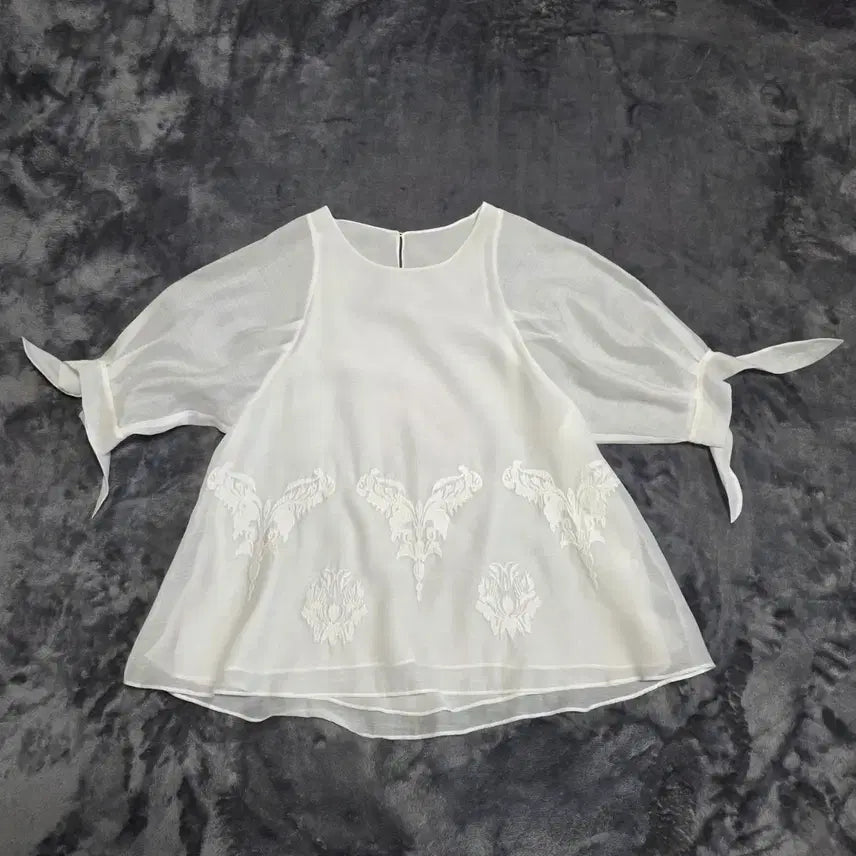 [BUNJANG] Crocodile Lady Embroidered Short Sleeve Blouse / (95)여성 크로커다일레이디 반팔 자수 블라우스