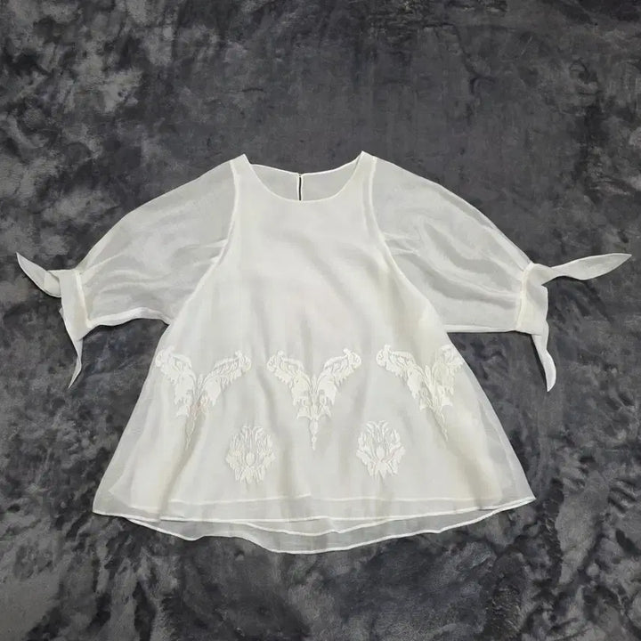 [BUNJANG] Crocodile Lady Embroidered Short Sleeve Blouse / (95)여성 크로커다일레이디 반팔 자수 블라우스