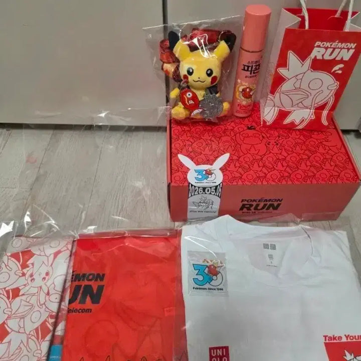 [BUNJANG] Pokemon Run 30th Anniversary Limited Edition Set with Magikarp and Silver Medal / 포켓몬런 잉어킹런 30주년 기념 굿즈 한정판 세트 은메달