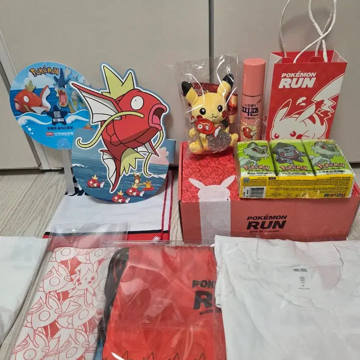 [BUNJANG] Pokemon Run Goods Set (Pikachu Plush, Medal, T-shirt) / 포켓몬 런 굿즈 세트 (피카츄 인형, 굿즈, 티셔츠 등) 은메달