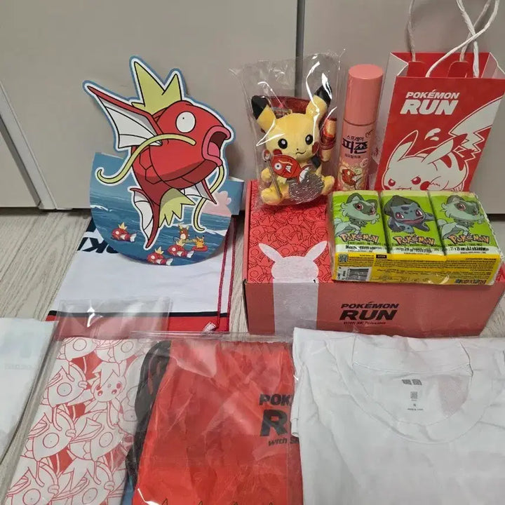 [BUNJANG] Pokemon Run Goods Set (Pikachu Plush, Medal, T-shirt) / 포켓몬 런 굿즈 세트 (피카츄 인형, 굿즈, 티셔츠 등) 은메달