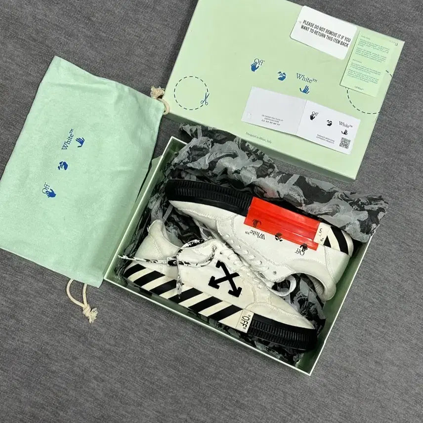 [BUNJANG] Off-White™ Vulcanized Low Top Sneakers (Black/White Cable Tie) / [정품/풀구성] 오프화이트 벌카나이즈드 로우탑 (블랙화이트 케이블타이)