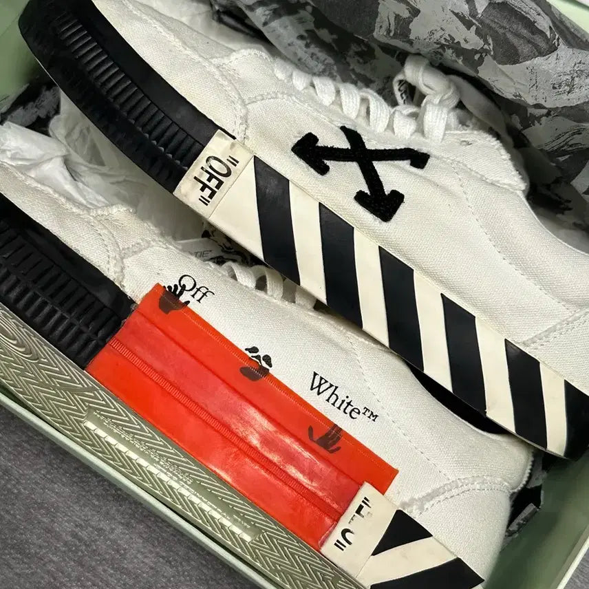 [BUNJANG] Off-White™ Vulcanized Low Top Sneakers (Black/White Cable Tie) / [정품/풀구성] 오프화이트 벌카나이즈드 로우탑 (블랙화이트 케이블타이)