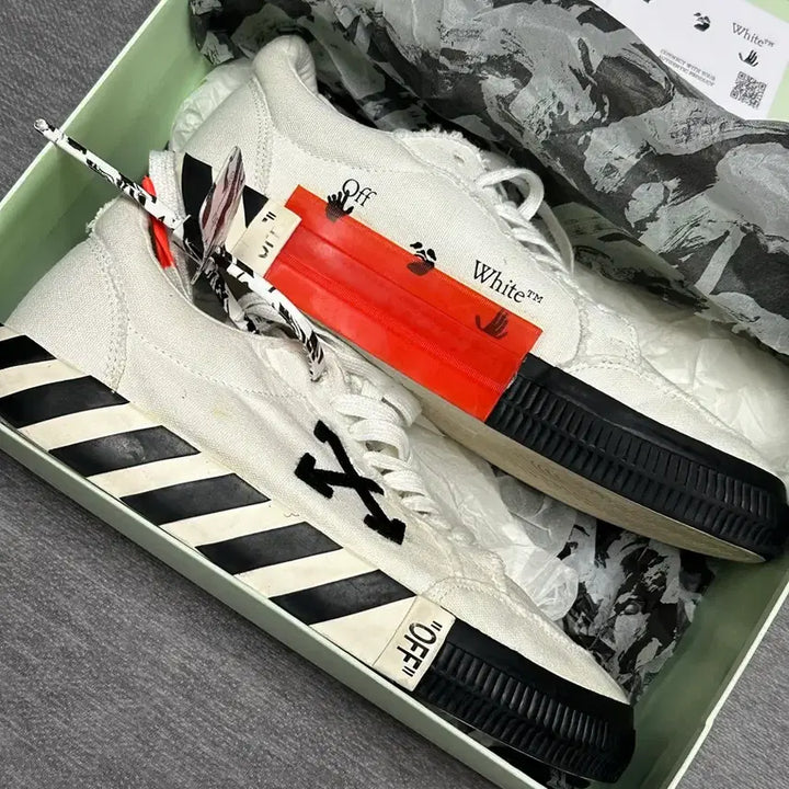 [BUNJANG] Off-White™ Vulcanized Low Top Sneakers (Black/White Cable Tie) / [정품/풀구성] 오프화이트 벌카나이즈드 로우탑 (블랙화이트 케이블타이)