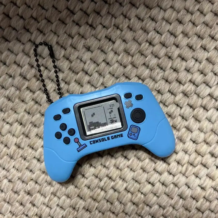 [BUNJANG] Retro Game Console Keychain (Blue, Battery Included) / 게임기 블루 콘솔  키링 (건전지 포함 / 실제게임가능)