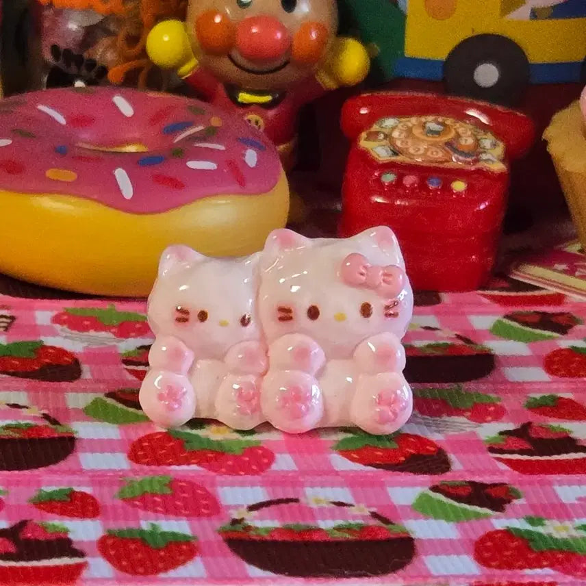 [BUNJANG] Kitty 2-Piece Miniature Semi-3D Figure Parts / 키티 2마리 미니어처 반입체 피규어 파츠