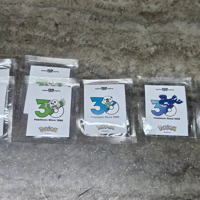 [BUNJANG] Baskin-Robbins Pokémon 30th Anniversary Sticker Tteobuseal / 배스킨라빈스 포켓몬 베스킨라빈스 포켓몬 30주년 스티커 띠부씰