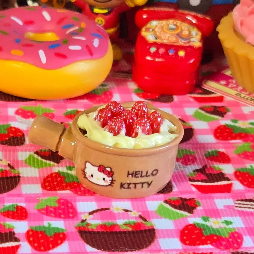 [BUNJANG] Hello Kitty Miniature Cheese Strawberry Pot - Brown / 키티 미니어처 치즈 딸기 냄비_ 브라운