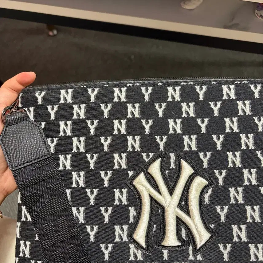[BUNJANG] MLB New York Yankees Logo Pattern Clutch Bag / MLB 뉴욕 양키스 로고 패턴 클러치