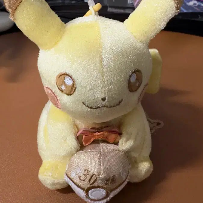 [BUNJANG] Pokemon Pikachu 30th Anniversary Keychain Plush Doll / 포켓몬스터 피카츄 30주년 기념 키링 인형 판매
