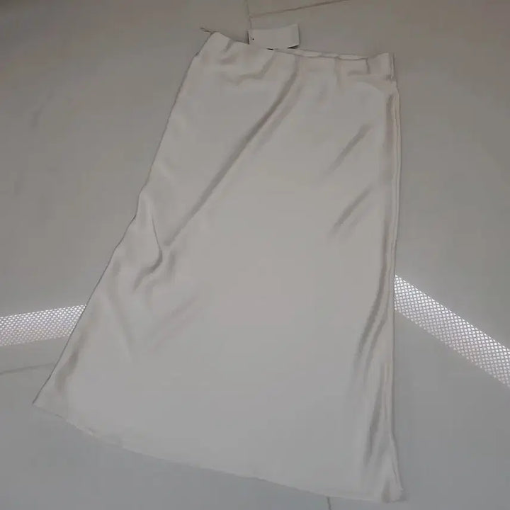 [BUNJANG] ZARA Satin Effect Midi Skirt Cream / 자라(ZARA) 새틴 이펙트 미디 스커트 크림(Ecru/Cream)컬러
