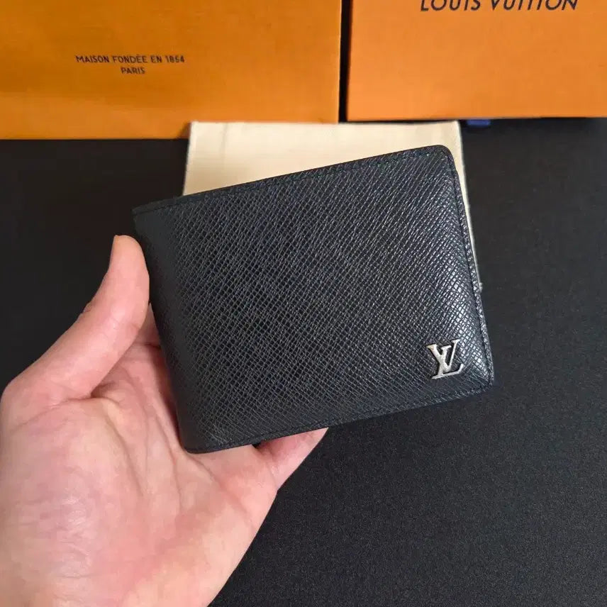 [BUNJANG] Louis Vuitton Multiple Wallet Taiga Black / [S급]루이비통 멀티플 월렛 타이가 블랙 지갑