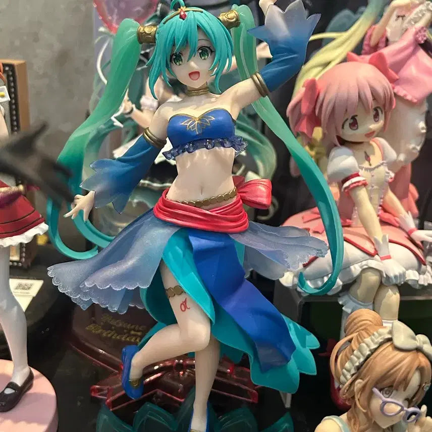 [BUNJANG] Hatsune Miku Sweet Noel Raspberry &amp; Arabian Miku Figure / 하츠네 미쿠 스위트 노엘 라즈베리, 아라비안 미쿠 팝니다