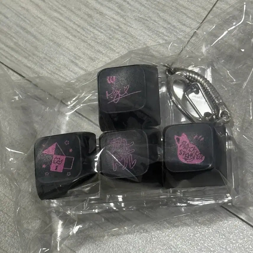 [BUNJANG] QWER Magenta AnoBliier Keycap Keyring / QWER 마젠타 아노블리어 키캡 키링 판매합니다!
